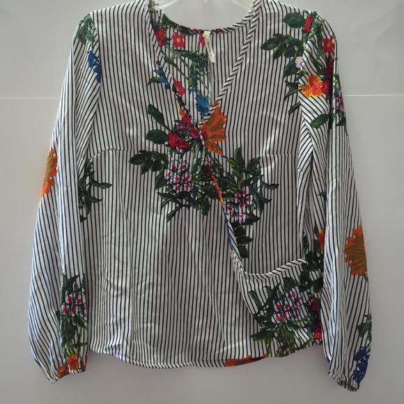 Floral Stripes  Black White Woman Shirt Blouse Top Size S Truth V-Neck LS - Picture 8 of 13